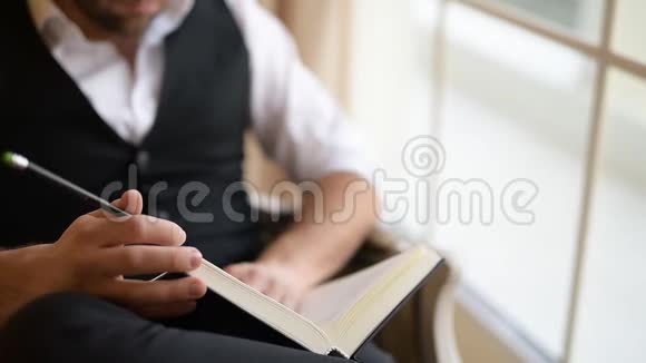 商人坐在扶手椅上翻书的特写镜头视频的预览图