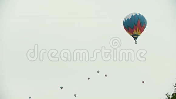 空中飞行的大气球前景上的彩色气球视频的预览图