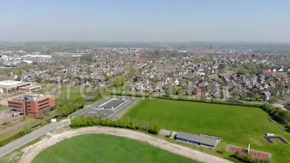 飞越荷兰的格鲁镇从格鲁市的无人机的视角视频的预览图
