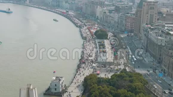 外滩海滨的人群中国上海城空中散弹视频的预览图