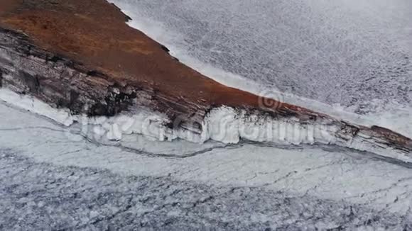 贝加尔湖冰封的海角从上面看到的视频的预览图