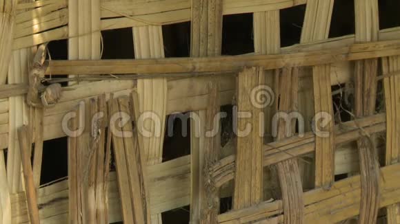 缅甸巴根的一个本地家庭的竹篱笆视频的预览图