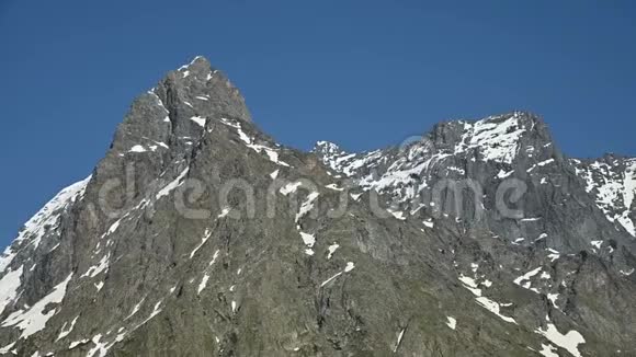 特写视频全景手中拿着高岩山脉的高加索山脉和残雪视频的预览图