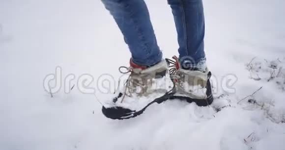 细节游客穿过雪地穿着山靴在山中央视频的预览图