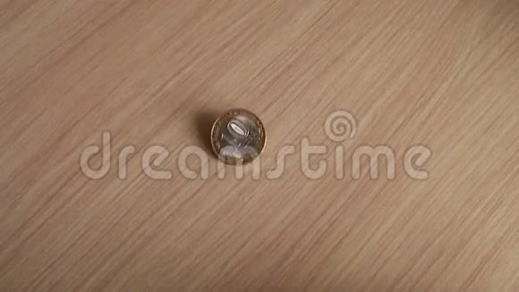 桌子上的硬币视频的预览图