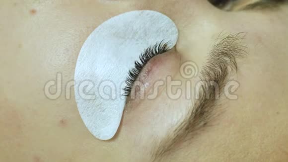 在专业美容美发店应用于睫毛女孩治疗凝胶水疗睫毛视频的预览图
