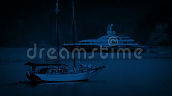 夜晚海湾的游艇视频的预览图