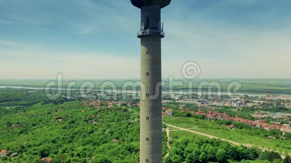 鸟瞰城市景观和电视塔的细节视频的预览图