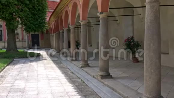 古老的街机走廊和花盆里的花建筑元素的建筑古拱柱视频的预览图