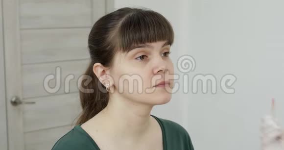 女性鼻内有蜡脱毛脱毛视频的预览图