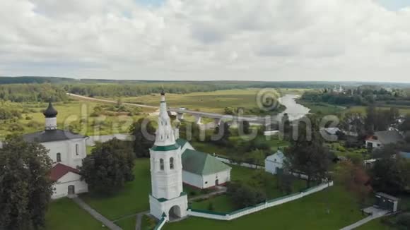 三个不同的教堂在村庄和河流的背景苏兹达尔俄罗斯视频的预览图
