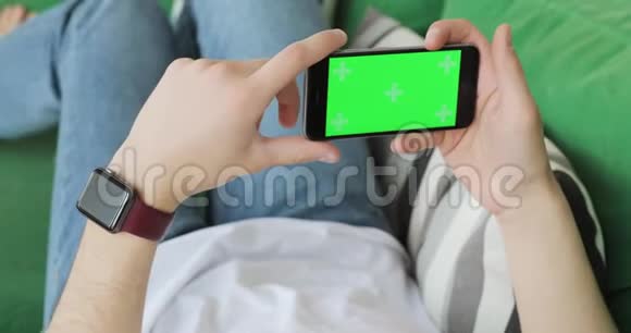 人手中有水平绿色屏幕手机视频的预览图