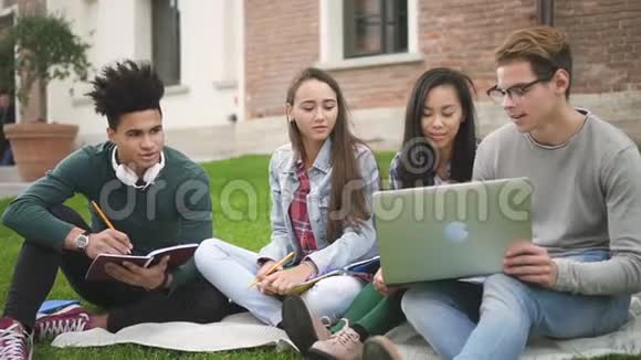 有魅力的美国四人交谈坐在大学校园里视频的预览图