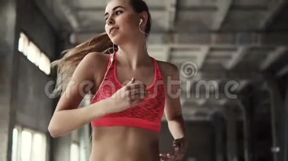 女孩用音乐慢跑视频的预览图
