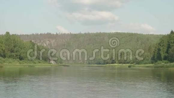 河的景色与它的转弯和河岸覆盖着厚厚的松林视频的预览图