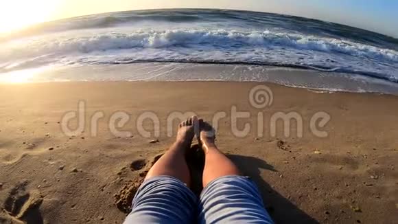 慢动作女孩坐在海边海浪在沙滩上翻滚视频的预览图