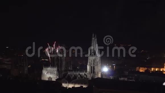 西班牙卡斯蒂利亚利昂布尔戈斯哥特式大教堂上空五颜六色的烟火表演视频的预览图