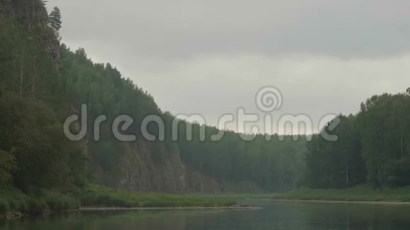 河的景色与它的转弯和河岸覆盖着厚厚的松林视频的预览图