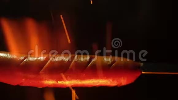 香肠在火焰上的全景拍摄视频的预览图