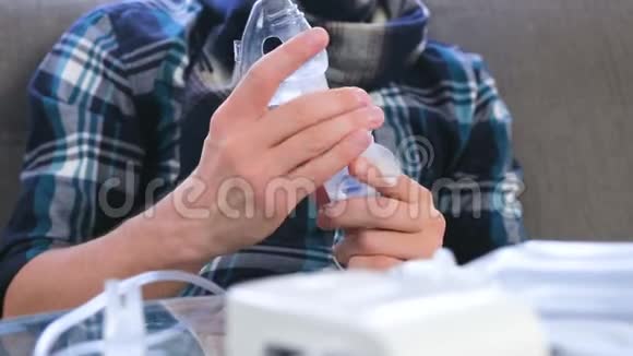 人收集吸入器进行治疗使用雾化器和吸入器进行治疗病人通过吸入视频的预览图