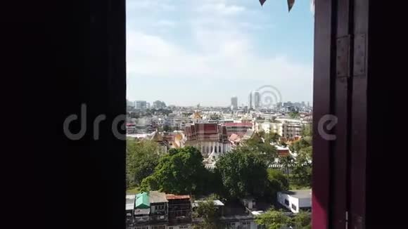 从金山寺的窗户可以看到曼谷老城的景色视频的预览图