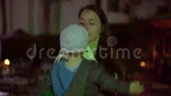 4k妈妈和小男孩在晚上跳舞视频的预览图