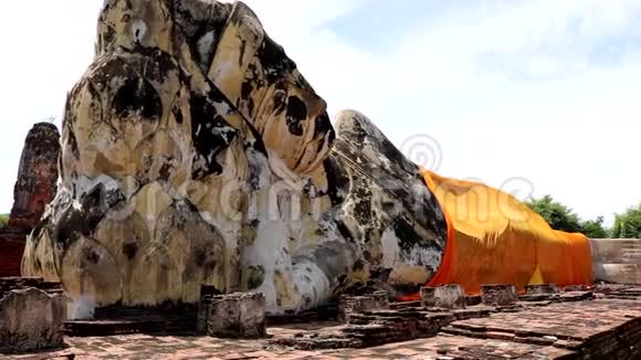 泰国大城府历史公园里的一尊巨大佛像视频的预览图