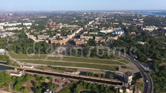 鸟瞰乌克兰工业城市的城市交通摄像机从上到下移动视频的预览图
