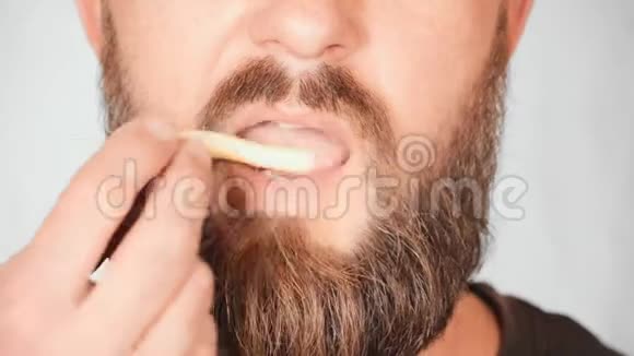 肖像男吃炸薯条视频的预览图