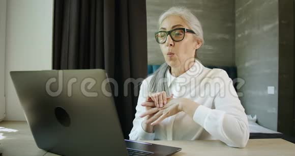 在笔记本电脑上视频聊天的女人视频的预览图