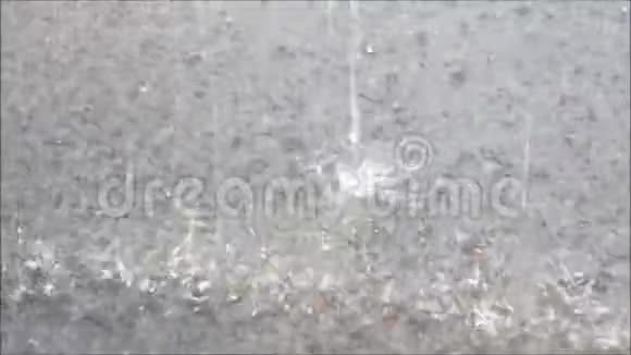 雨声落在潮湿的地面上视频的预览图