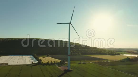 夏季的一天农业领域的风车涡轮机清洁和可再生能源的能源生产视频的预览图