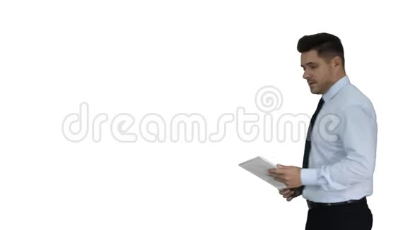 快乐的商人走进来使用平板电脑打开一些东西或打开一些白色背景视频的预览图