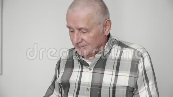 一位老人在家吃4k的药丸视频的预览图