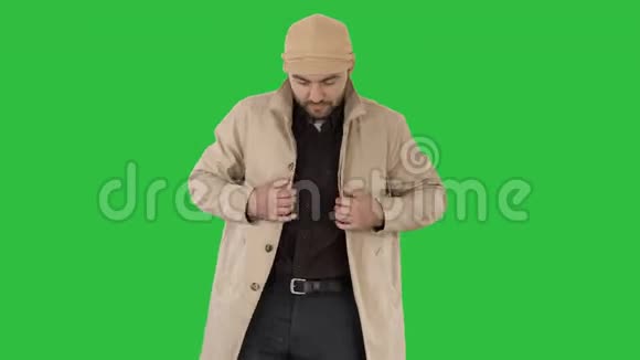 寒冷的天气秋天或冬天穿着壕沟纽扣的人在绿色屏幕上铬键视频的预览图