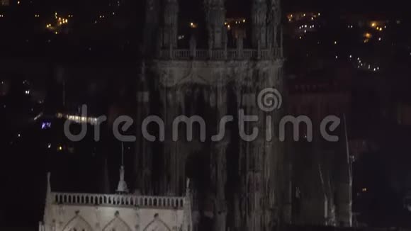 西班牙卡斯蒂利亚利昂布尔戈斯哥特式大教堂上空五颜六色的烟火表演视频的预览图