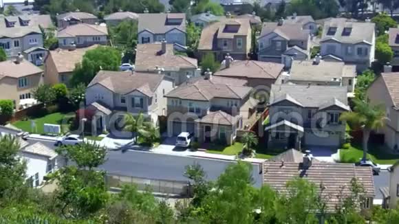 郊区住宅区街道上的新郊区住宅视频的预览图