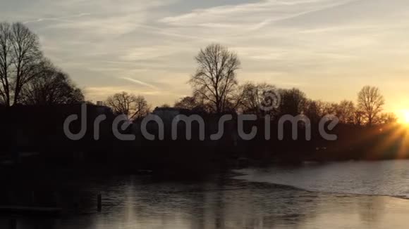 美丽的落日全景在河边闪耀视频的预览图