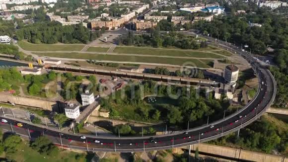 鸟瞰乌克兰工业城市的城市交通摄像机从下往上移动视频的预览图
