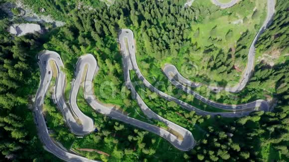 在瑞士阿尔卑斯山的马洛亚山口上有令人惊叹的景色视频的预览图