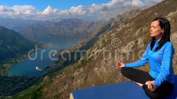 山区成年女子瑜伽视频的预览图