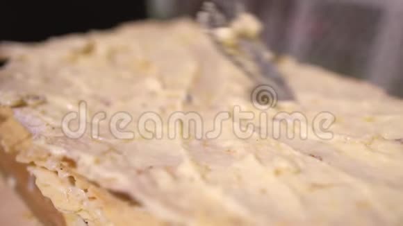 在拿破仑蛋糕上抹上一层4k的香辣奶油视频的预览图