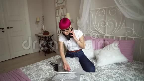一个女孩在床上用耳机听音乐视频的预览图