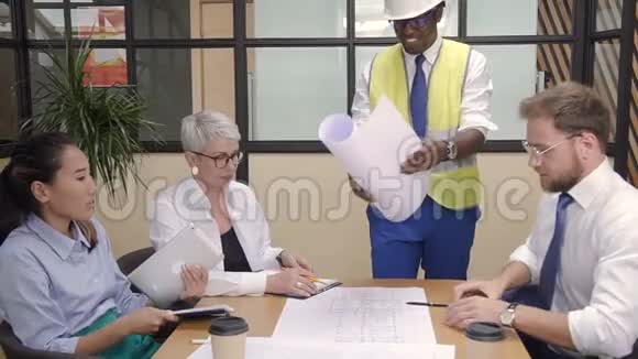 非洲工程师向建筑师展示房屋蓝图视频的预览图
