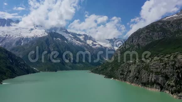 瑞士阿尔卑斯山美丽的湖泊空中无人机镜头视频的预览图