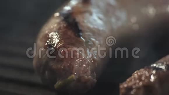 在多汁的香肠上滴着美味的果汁特写视频的预览图