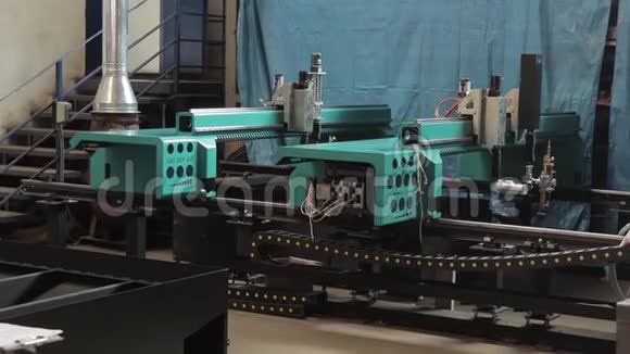 工厂里的许多机器之一视频的预览图