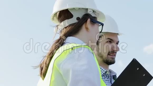 女人和男人是绿色环保项目的首席工程师视频的预览图