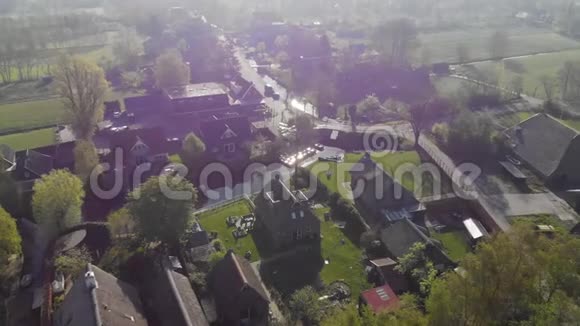 荷兰一个小村庄的空中小船站移动通道的船站视频的预览图