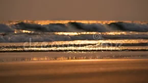 傍晚的海浪和沙滩上背景模糊有波克视频的预览图